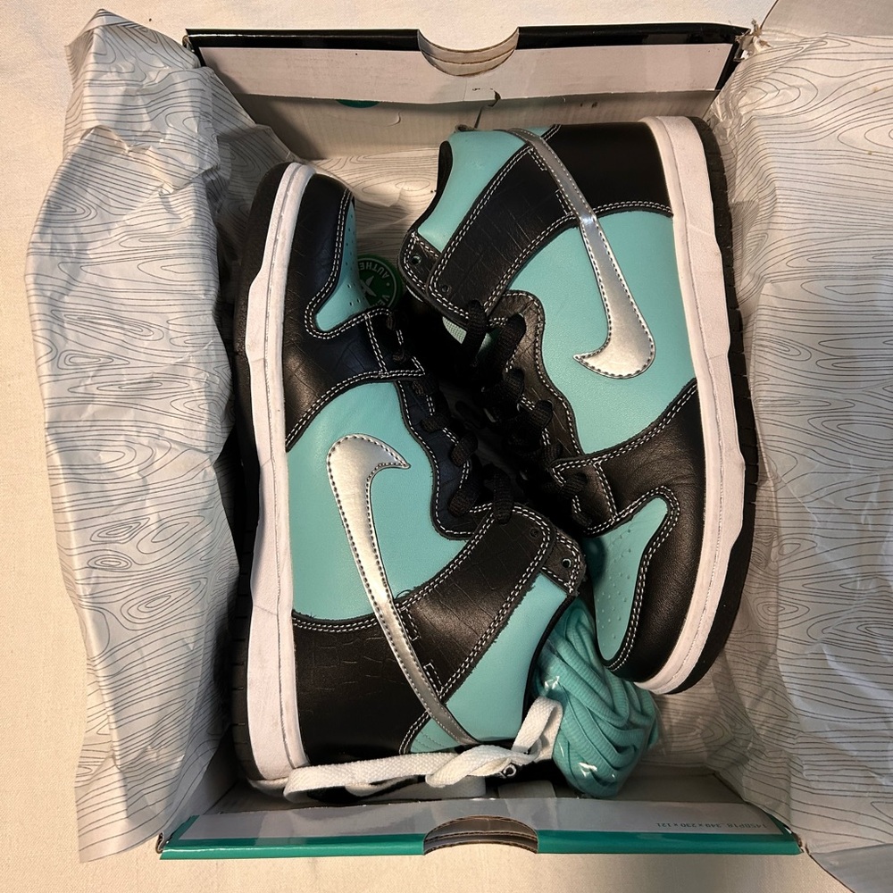 Never worn NIKE Diamond Supply Co. x Nike SB Dunk High Premium Tiffany